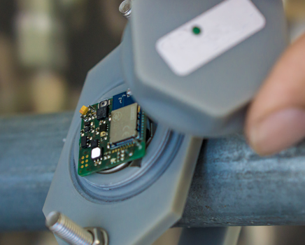 Dispositivo IoT applicato su una tubatura per il monitoraggio remoto