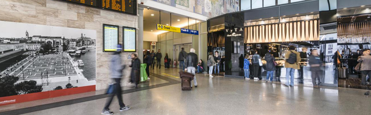 Immagine degli interni della Stazione di Venezia Santa Lucia dopo la riqualifica